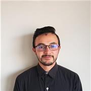 Profesor de ciencias y matemáticas dicta clases, desde nivel primaria a bachillerato